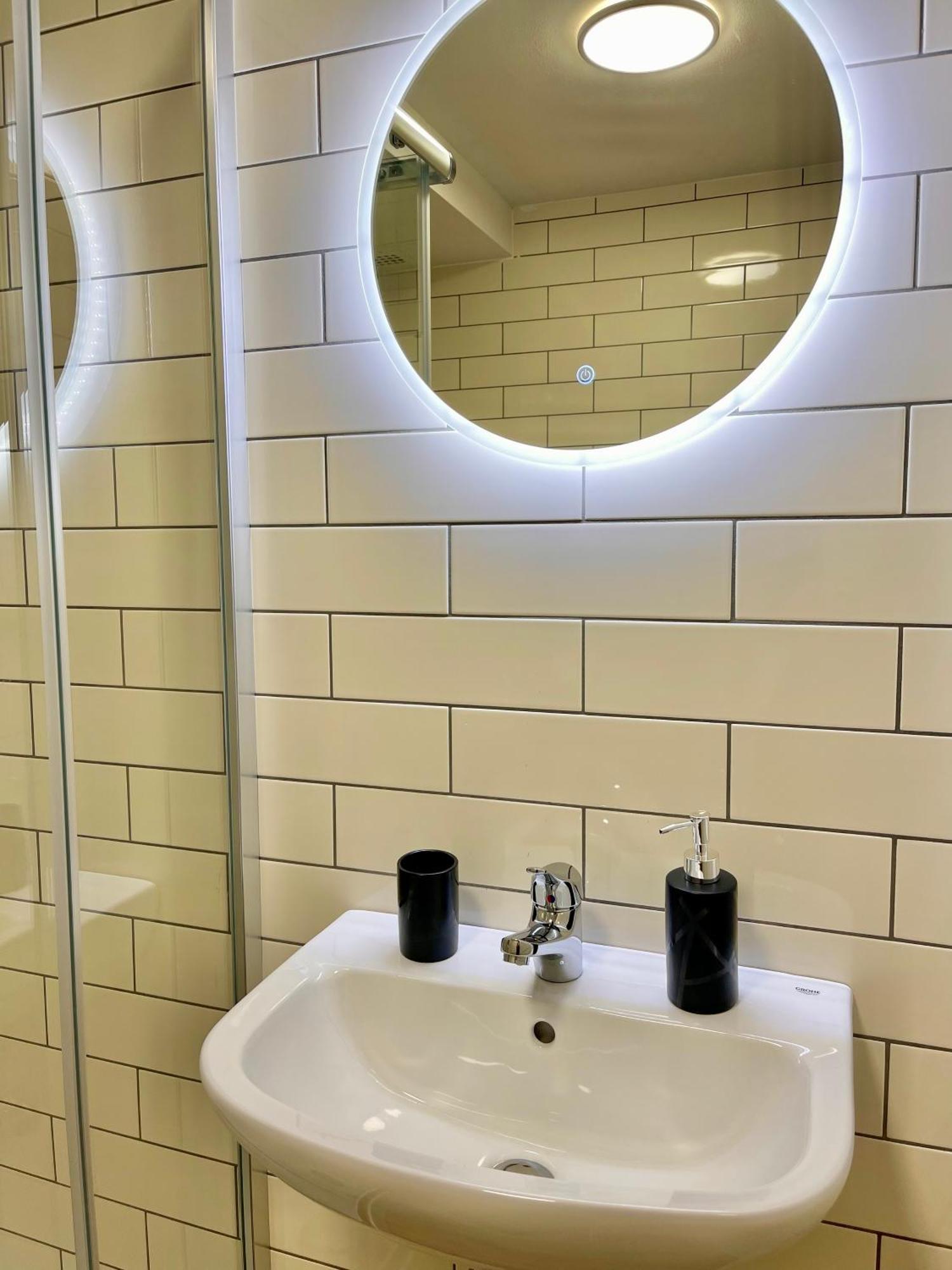 Terracotta Apartment - Zentral, Parken, Netflix, Kontaktloses Einchecken, Kingsize-Bett وبرتال المظهر الخارجي الصورة